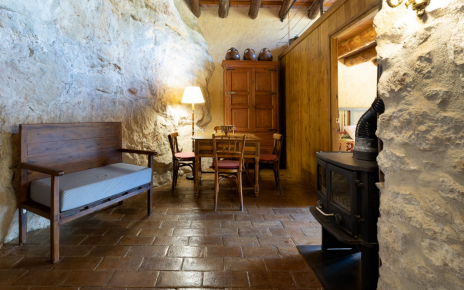 Pequeña esquina con estufa y salita en primera planta